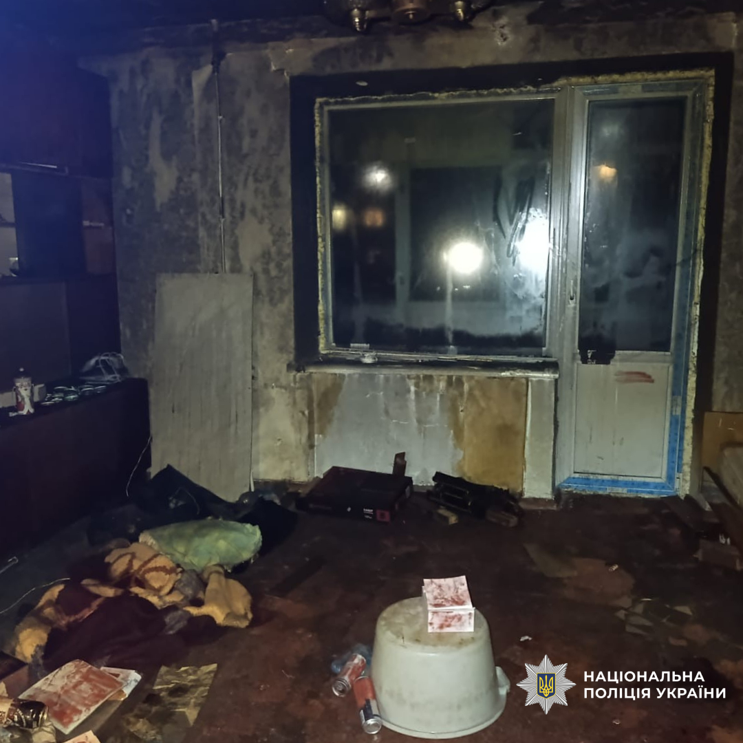 В Ізюмі чоловіка жорстоко побили, підпалили його квартиру та залишили помирати