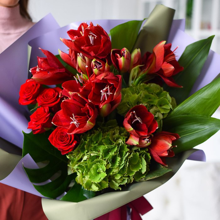 Тюльпани, троянди, букети: скільки коштують квіти перед святом у Харкові