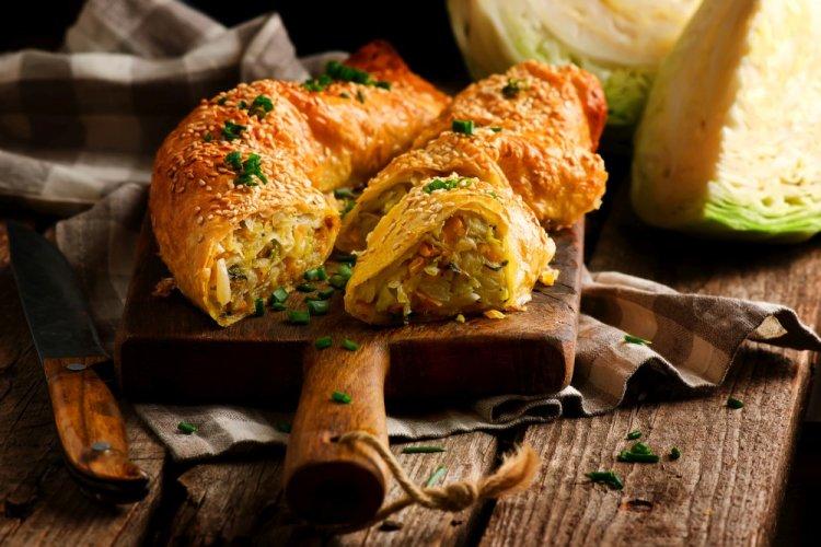 Золотистий штрудель із тіста філо з пікантною капустою