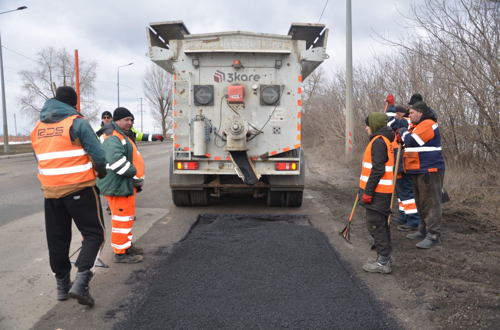 На Харківщині дорожники ліквідовують аварійну ямковість на ключових трасах