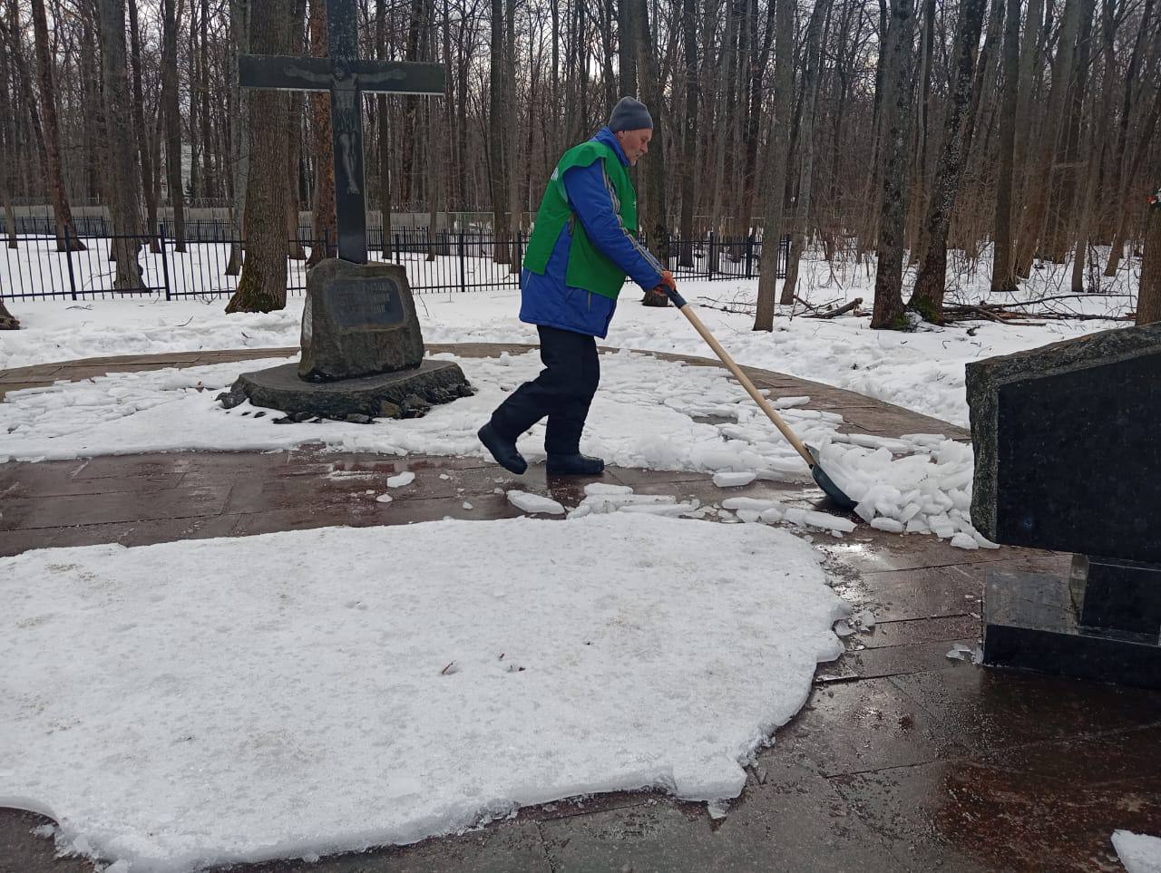 Харківські комунальники продовжують впорядковувати території міських кладовищ