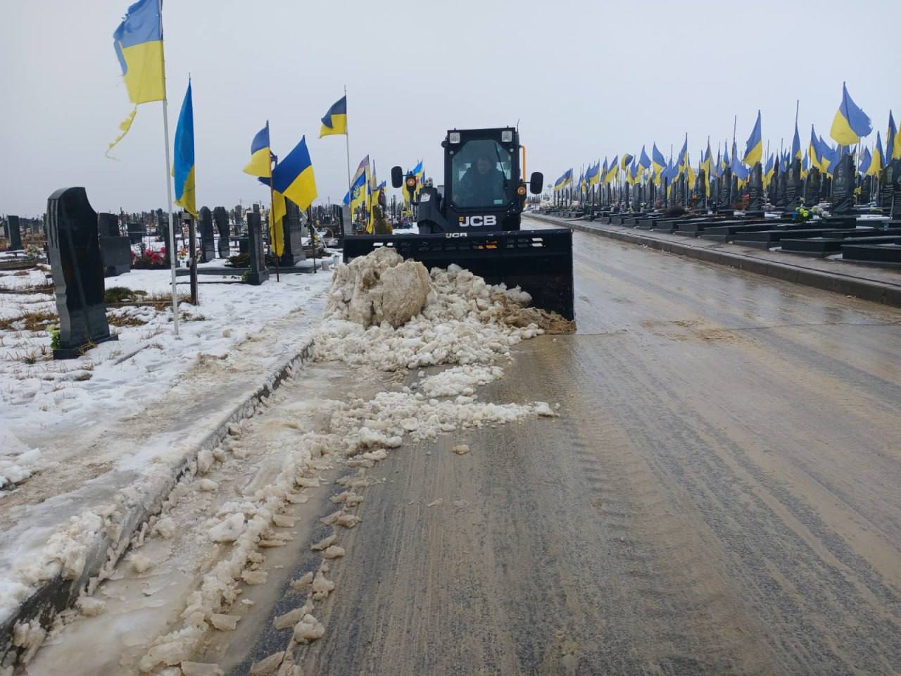 Харківські комунальники продовжують впорядковувати території міських кладовищ