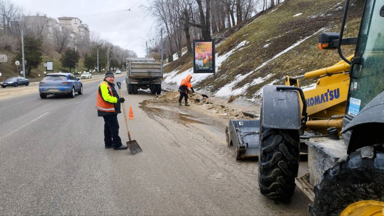 Весняне прибирання: комунальники Харкова очищають дороги, тротуари й двори