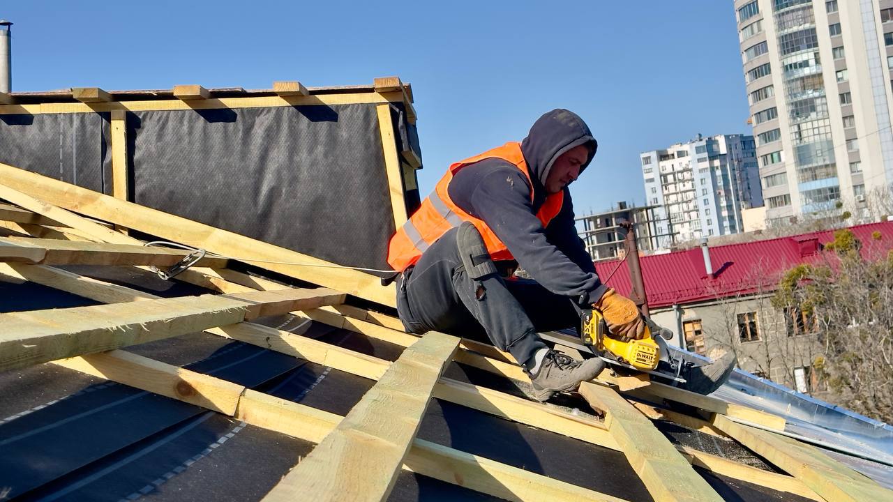 Комунальники Харкова ремонтують будинок на вулиці Культури