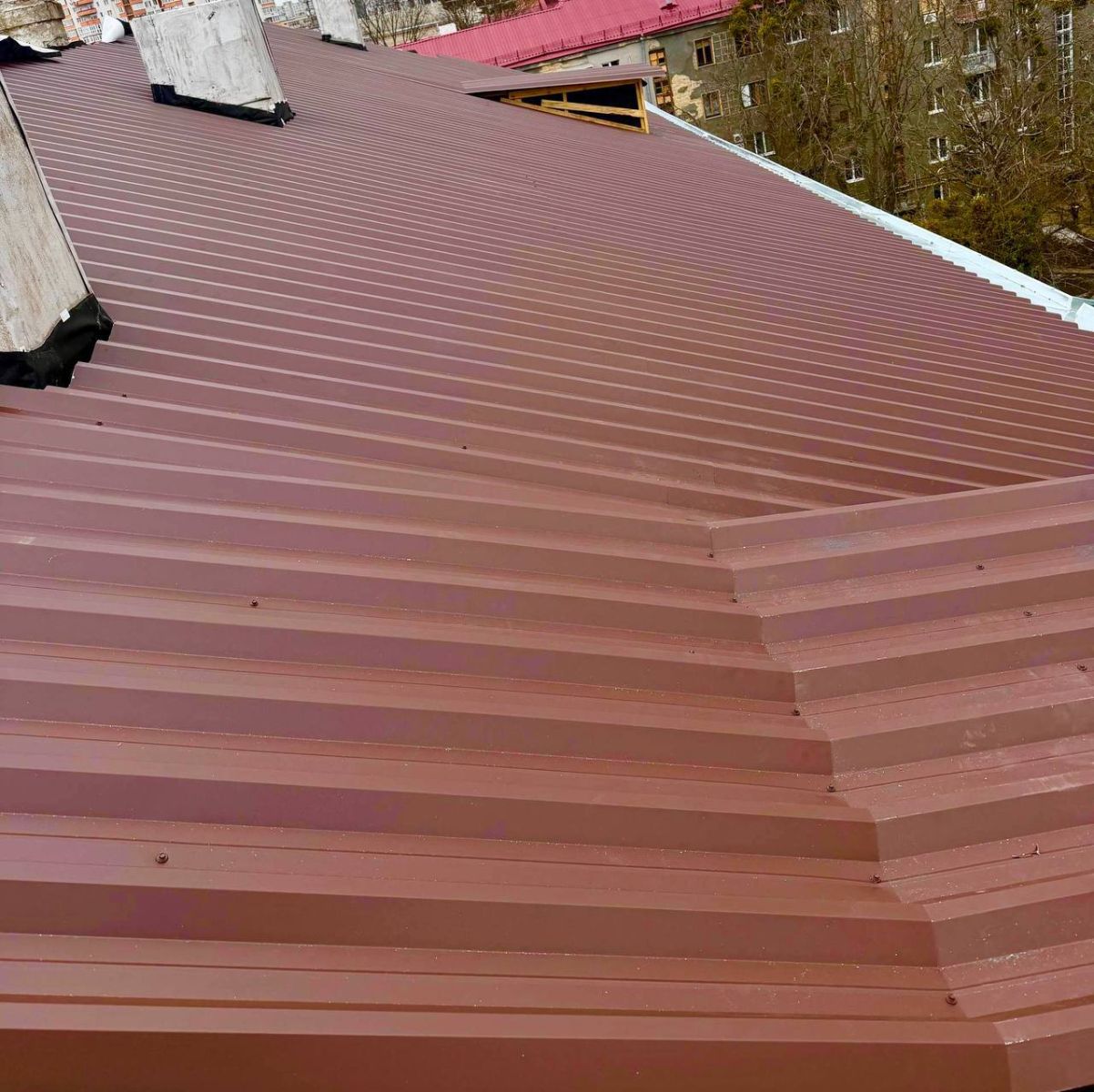 Комунальники Харкова ремонтують будинок на вулиці Культури