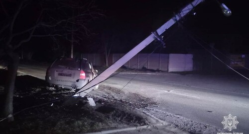 Водій авто у Харкові врізався в електроопору