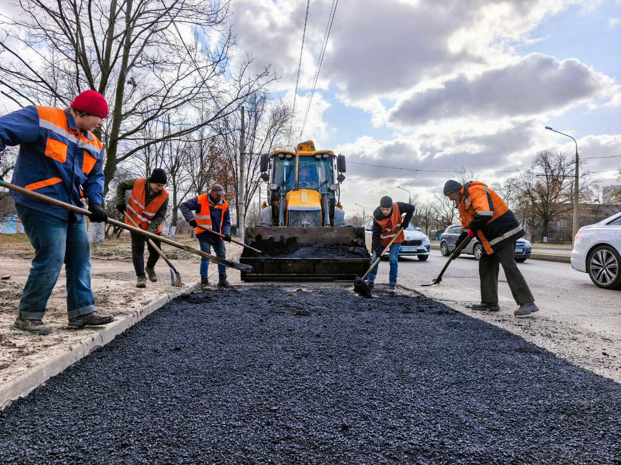 Дорожники Харкова продовжують масштабні ремонтні роботи на вулицях міста (фото)