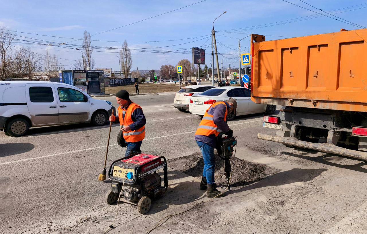Дорожники Харкова продовжують масштабні ремонтні роботи на вулицях міста (фото)