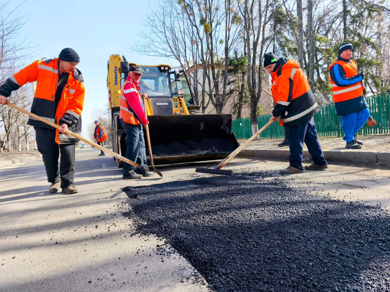 Дорожники Харкова продовжують масштабні ремонтні роботи на вулицях міста (фото)