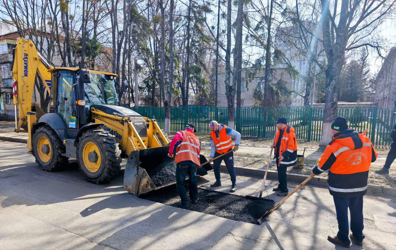 Дорожники Харкова продовжують масштабні ремонтні роботи на вулицях міста (фото)