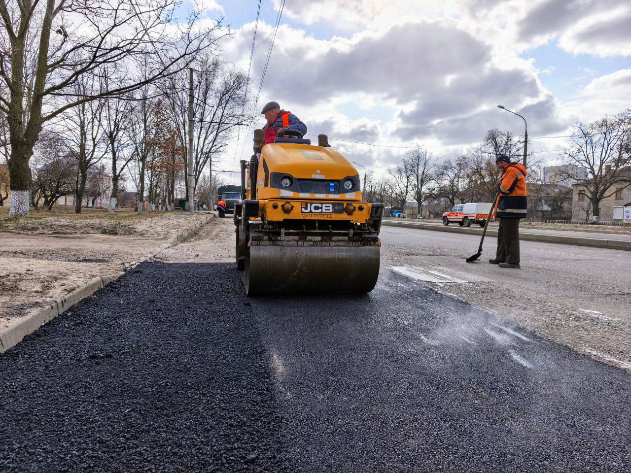 Дорожники Харкова продовжують масштабні ремонтні роботи на вулицях міста (фото)