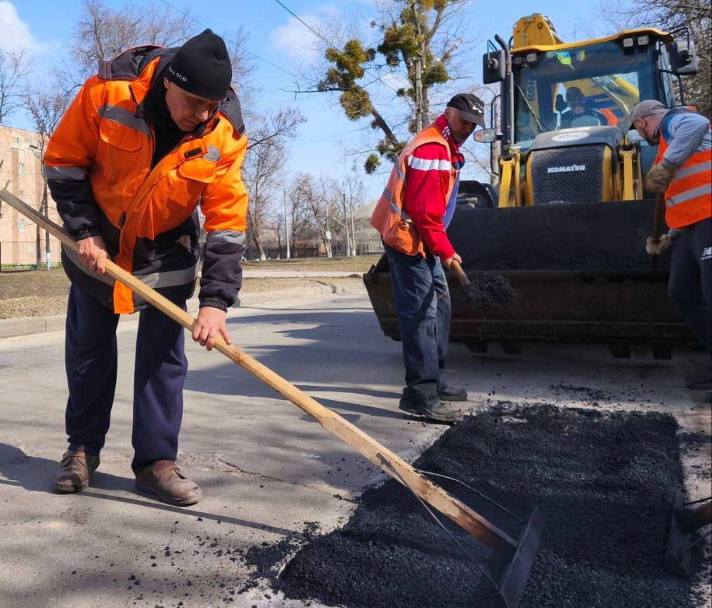 Дорожники Харкова продовжують масштабні ремонтні роботи на вулицях міста (фото)