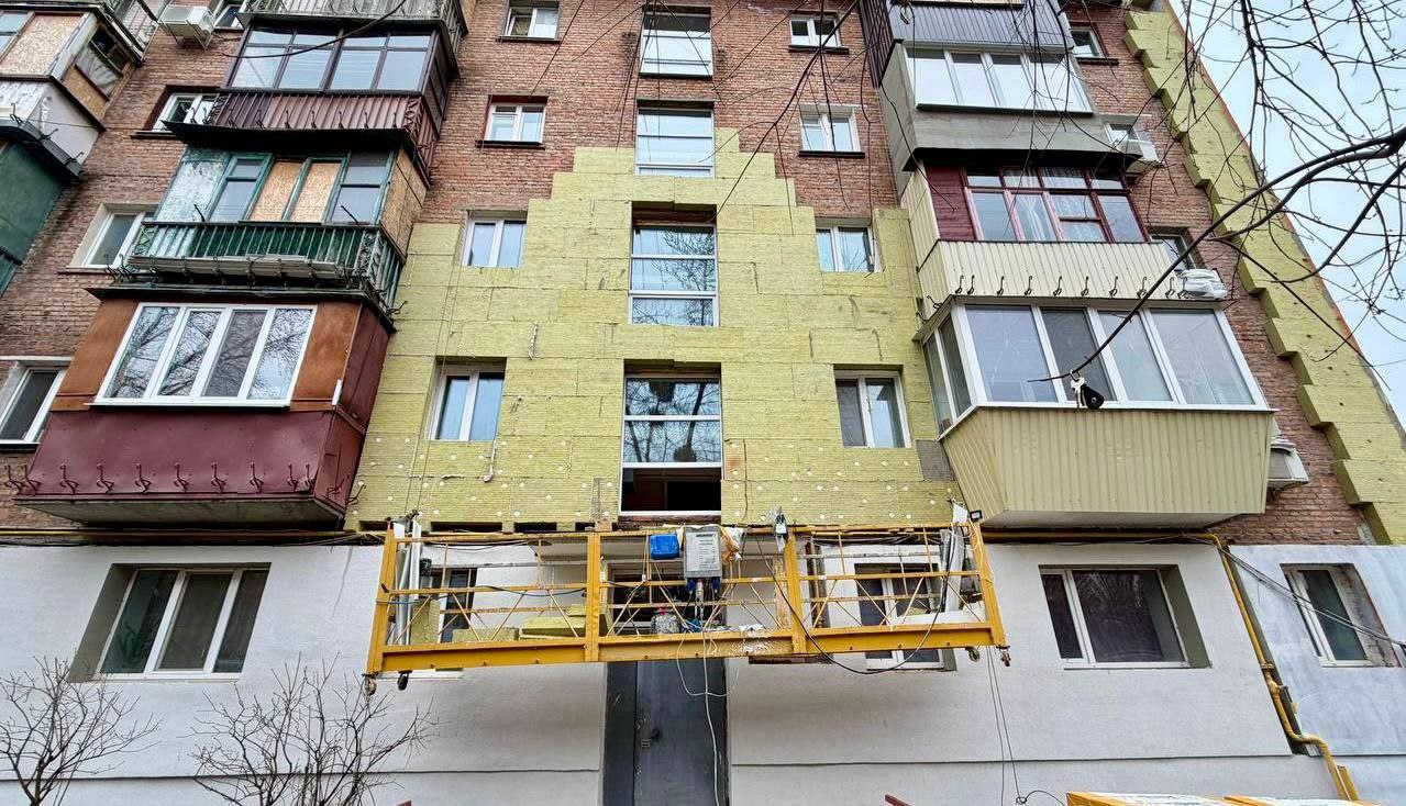 Відновлення будинку триває у Новобаварському районі