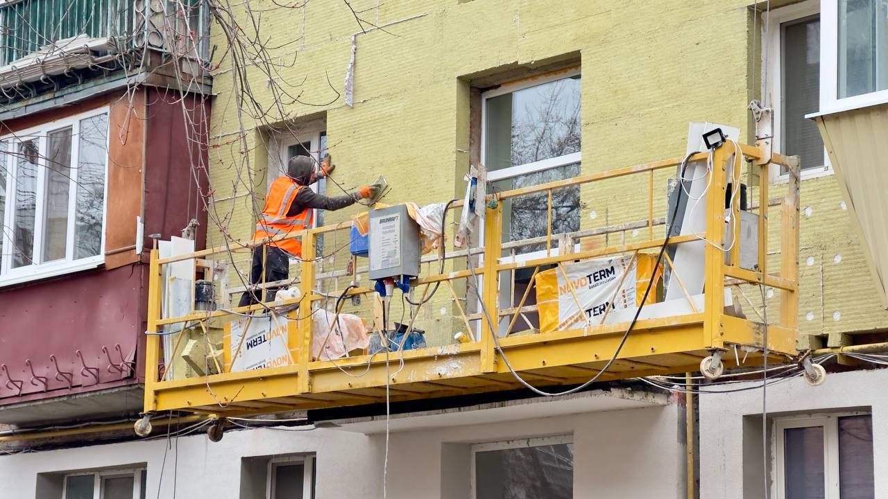 Відновлення будинку триває у Новобаварському районі