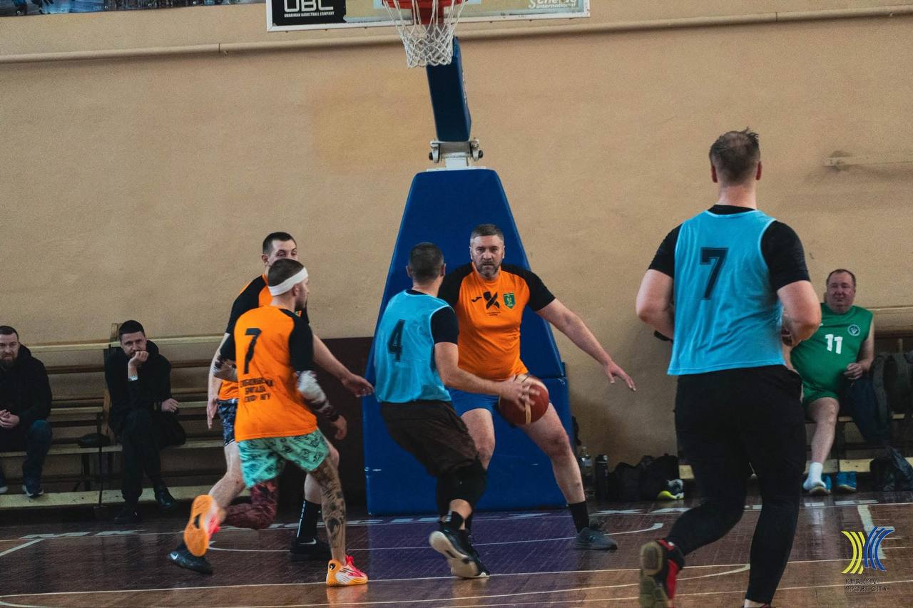 У Харкові ветерани, патрульні та військові зійшлися у запеклому баскетбольному турнірі