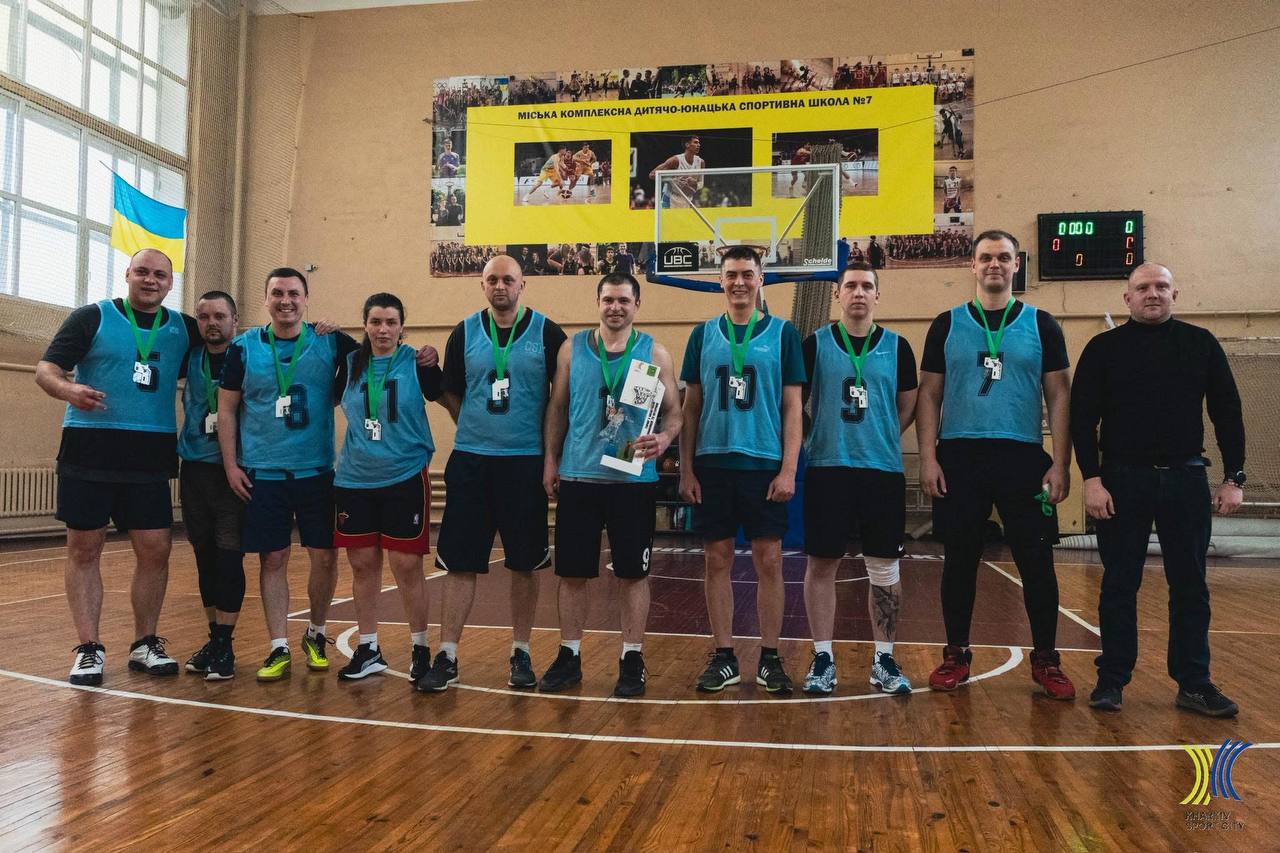 У Харкові ветерани, патрульні та військові зійшлися у запеклому баскетбольному турнірі