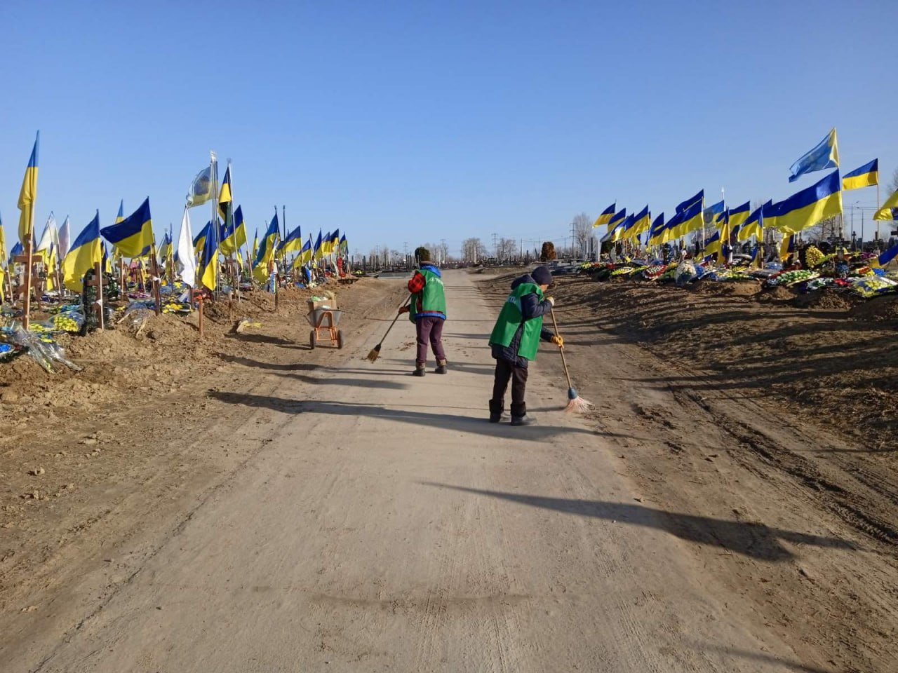 Харківські комунальники продовжують впорядковувати території міських кладовищ
