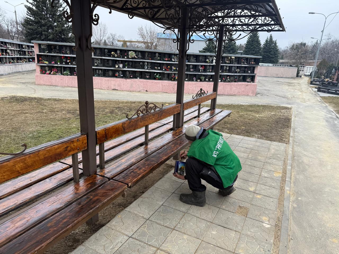 Харківські комунальники продовжують впорядковувати території міських кладовищ