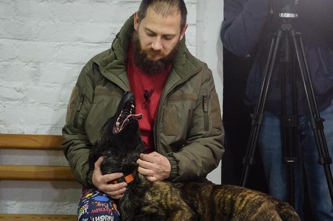 Новини Харкова: собаки «Скіфів» допомагають військовим відновлюватись