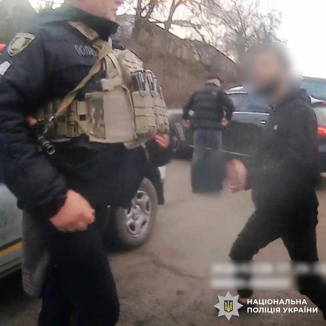 Атакували поліцейських молодики після ДТП з перекиданням та втечі водія: Новини Харкова