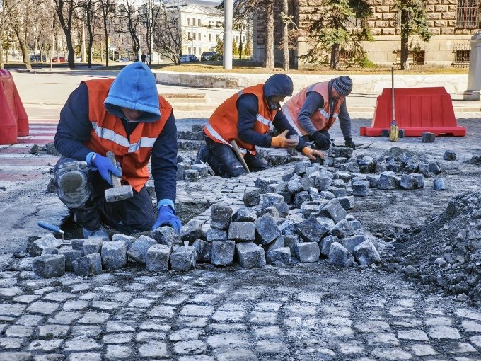 Новини Харкова: ремонт кам’яного покриття на пл. Свободи