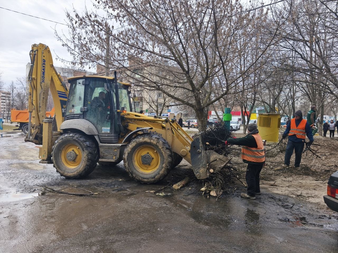 У Харкові триває ліквідація наслідків ворожої атаки безпілотниками