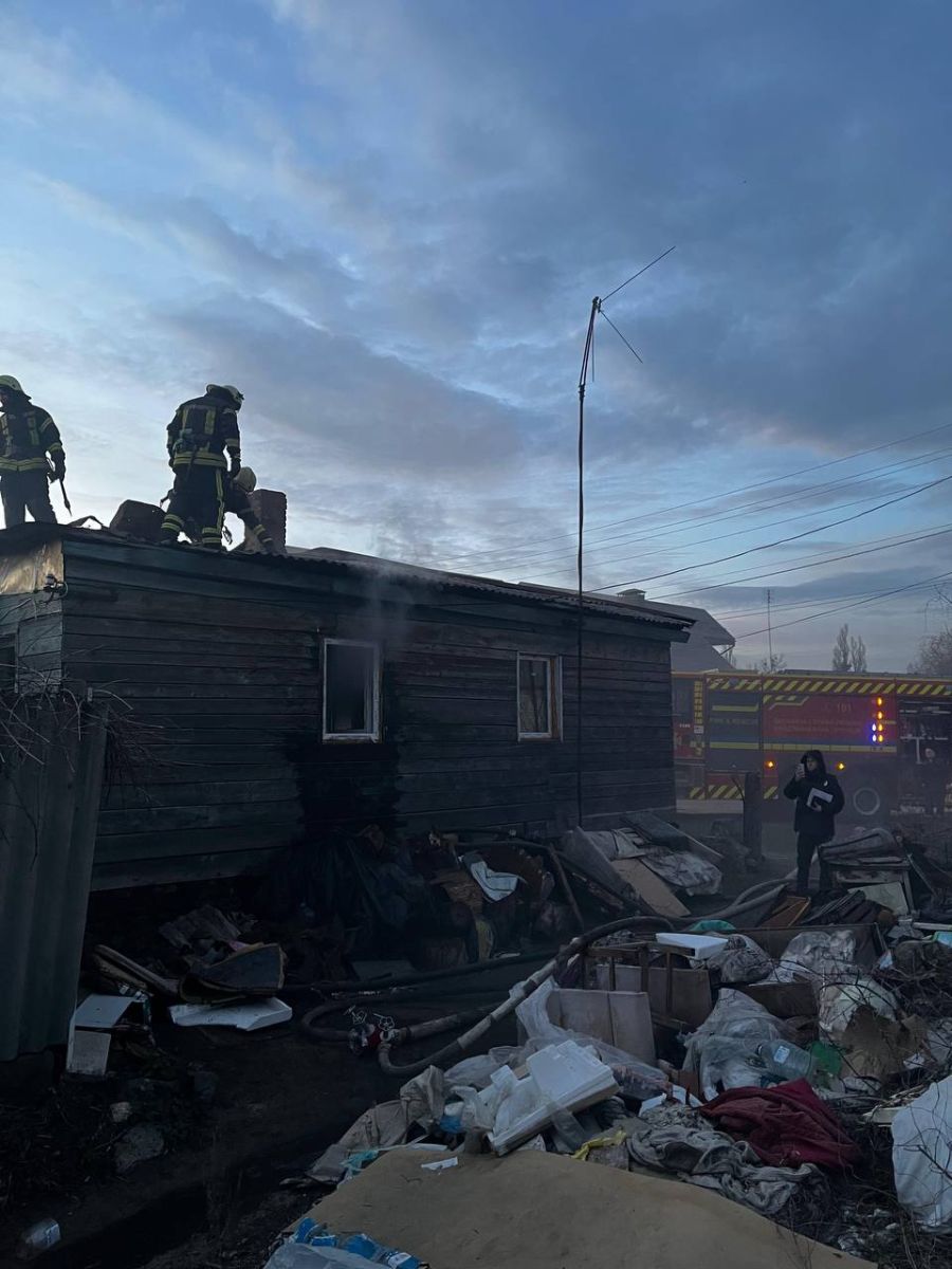Встигли вчасно: під час пожежі у Харкові врятували двох собак, покинутих у замкненому сараї