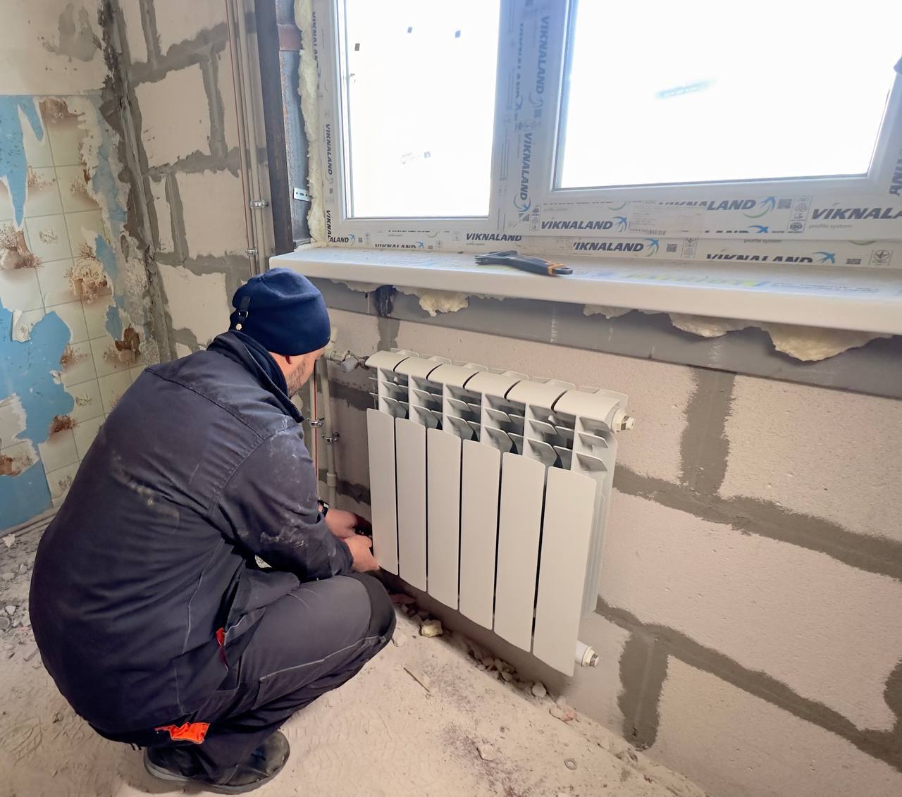 Пошкоджений обстрілами будинок у Харкові набуває нового вигляду