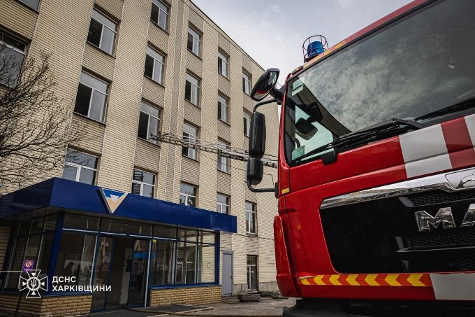 Пожежу в офісному приміщенні Харкова загасили рятувальники (фото)