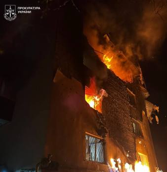 У Чугуєві дрон влучив у багатоповерхівку: пожежа на 300 кв.м, постраждали дві жінки (фото)