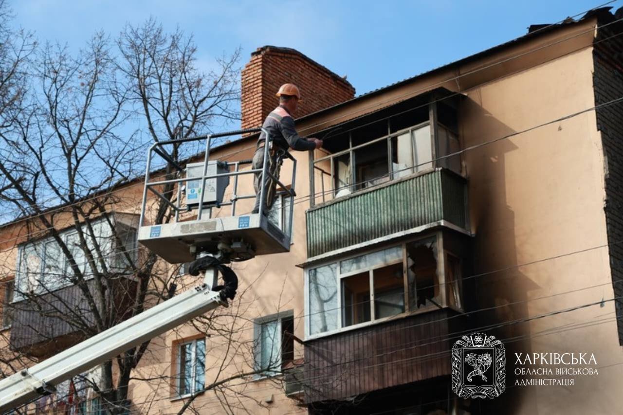 Ворог вдарив безпілотником по багатоповерхівці в Харківській області