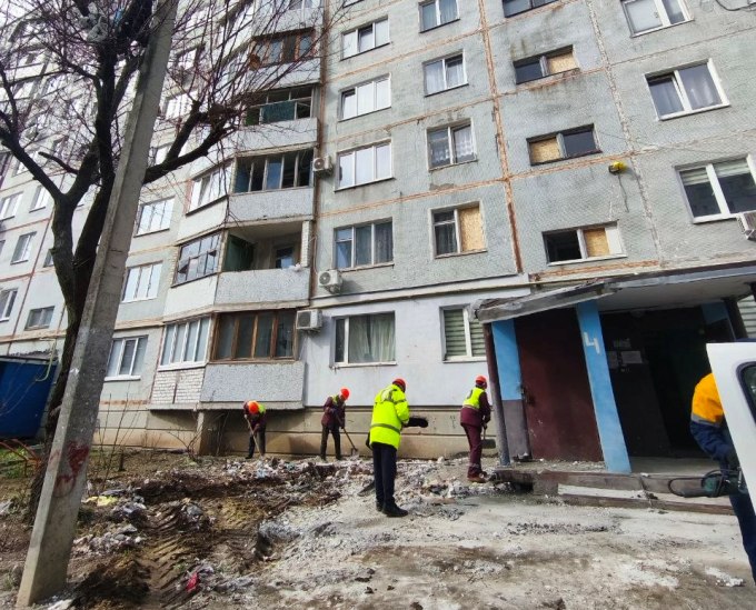 Новини Харкова: комунальники прибирають наслідки удару