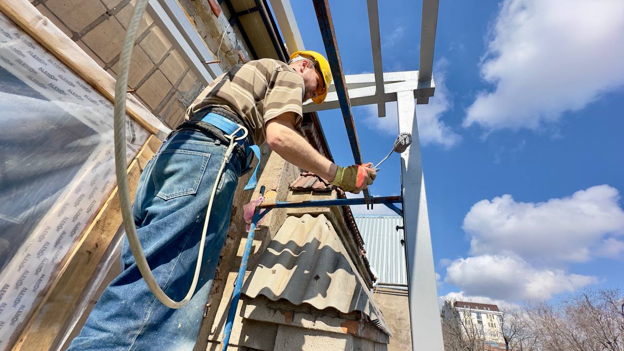 Друге життя будинку на Свободи: у центрі Харкова відновлюють розбомблену багатоповерхівку