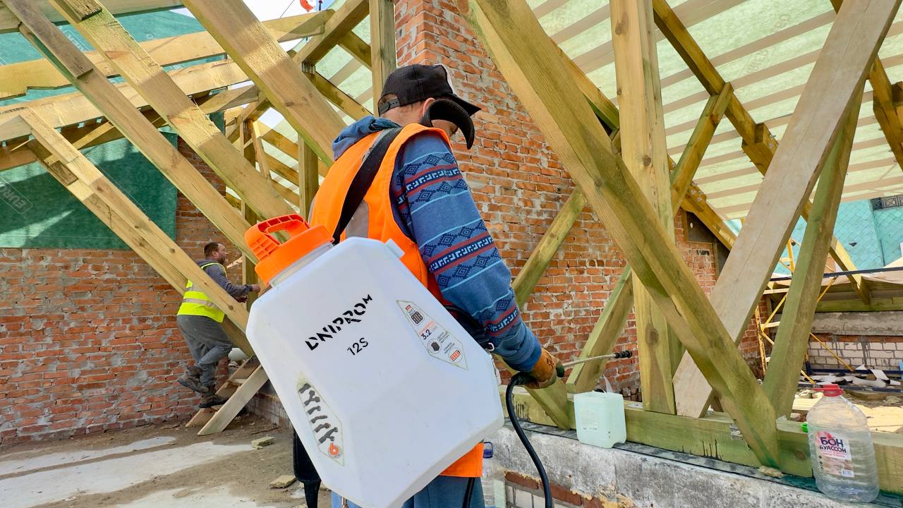 Друге життя будинку на Свободи: у центрі Харкова відновлюють розбомблену багатоповерхівку