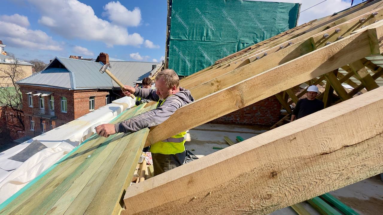 Друге життя будинку на Свободи: у центрі Харкова відновлюють розбомблену багатоповерхівку