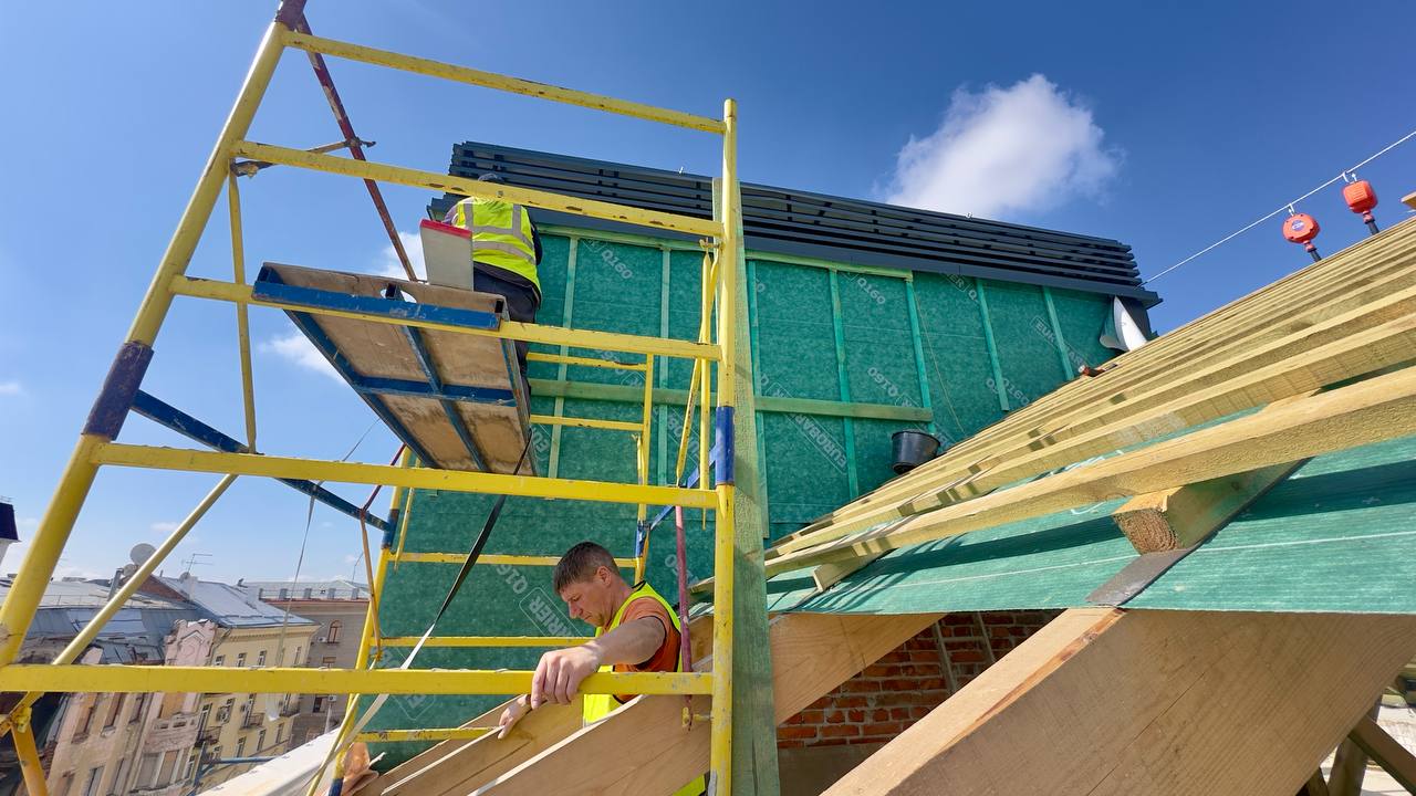 Друге життя будинку на Свободи: у центрі Харкова відновлюють розбомблену багатоповерхівку