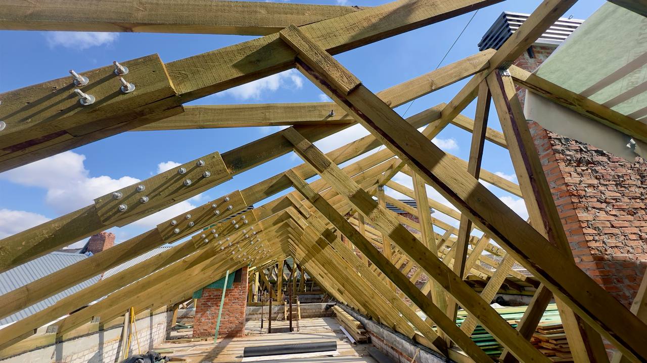 Друге життя будинку на Свободи: у центрі Харкова відновлюють розбомблену багатоповерхівку