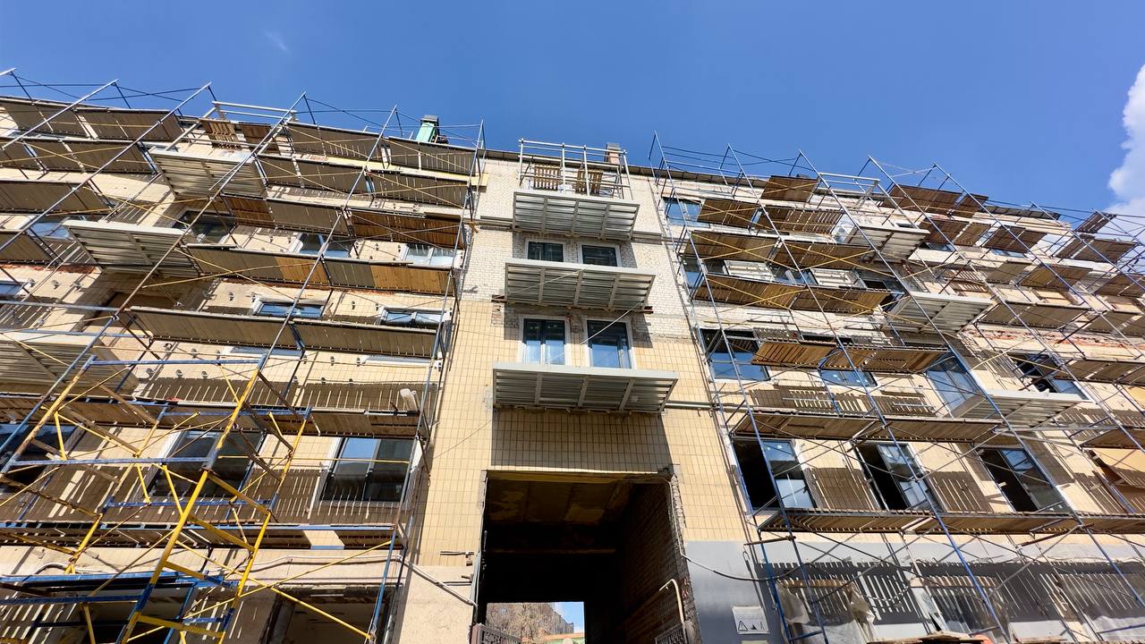 Друге життя будинку на Свободи: у центрі Харкова відновлюють розбомблену багатоповерхівку