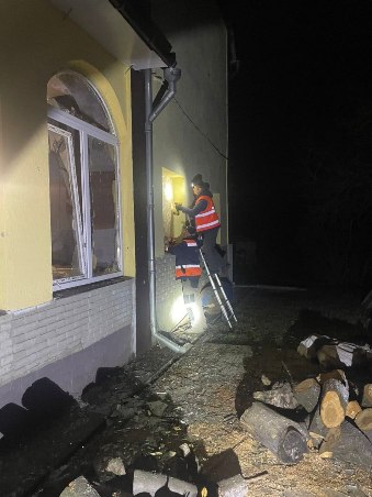 Після чергової нічної ворожої атаки на місто у Київському районі бригади КП ''Шляхрембуд'' продовжують усувати наслідки ударів.   Комунальники прибирають габаритне сміття, бите скло й упорядковують прилеглі до пошкоджених будинків території.