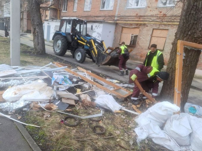 Комунальні служби ліквідовують наслідки обстрілів Харкова (фото)