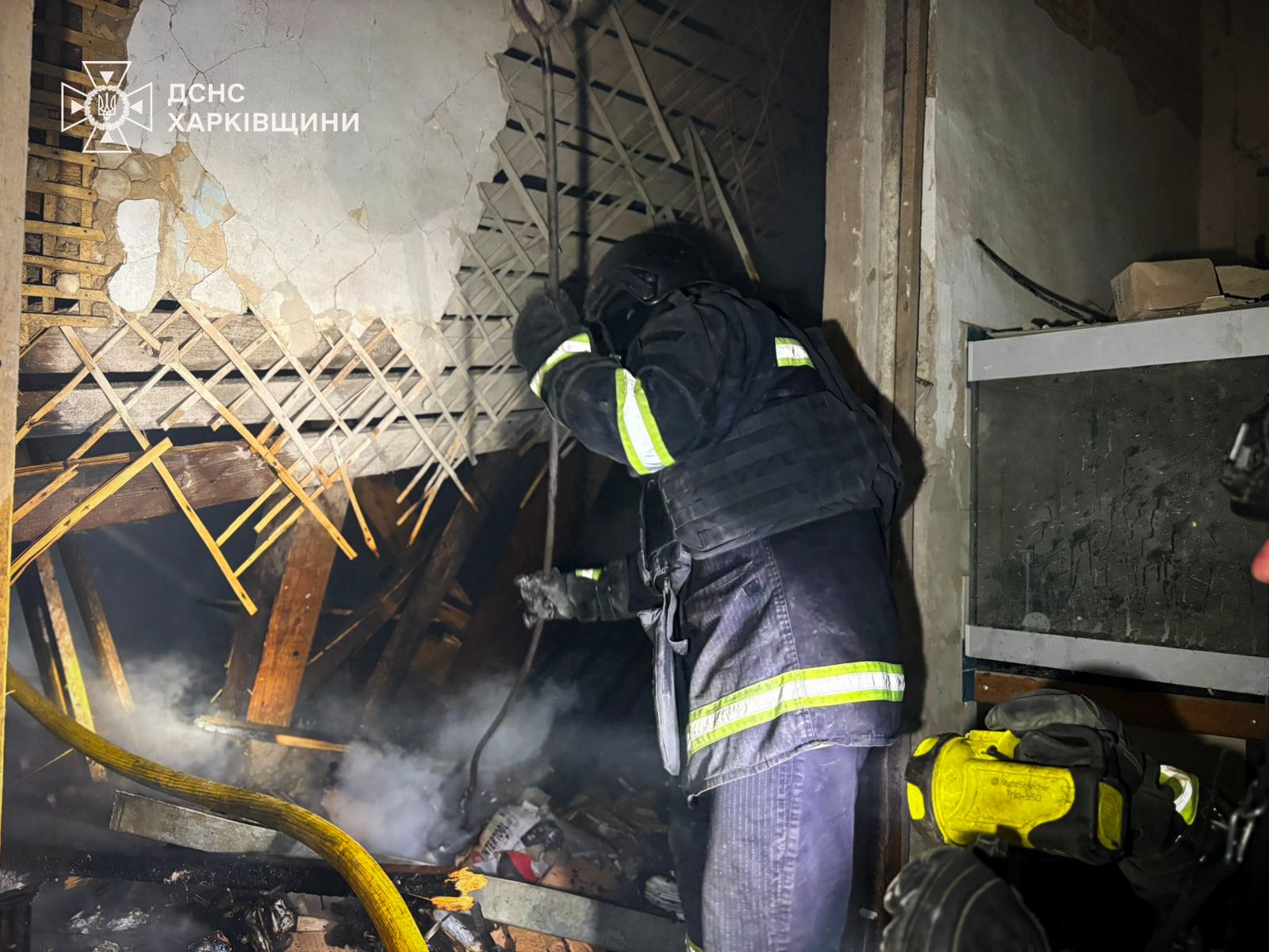 пожежа після обстрілу у селищі Великий Бурлук