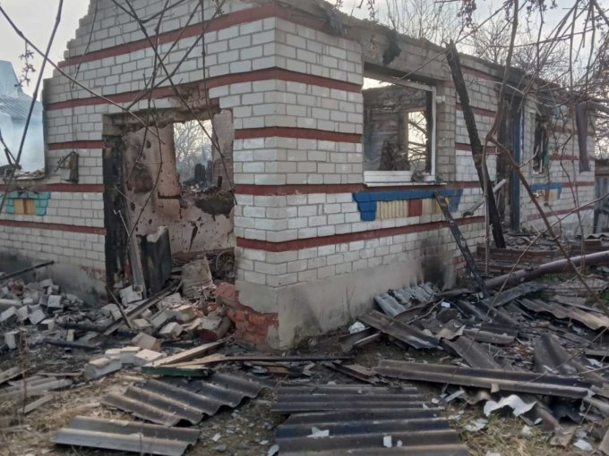 На фото – наслідки вчорашньої атаки в селі Дубівка.