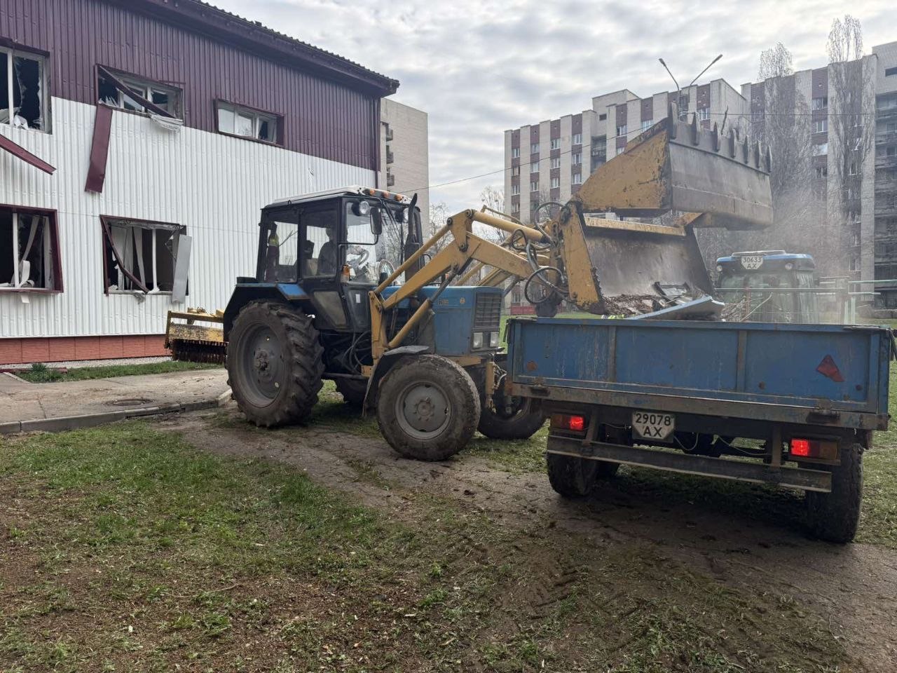 Ліквідовують наслідки чергової атаки ворога дорожники: Новини Харкова