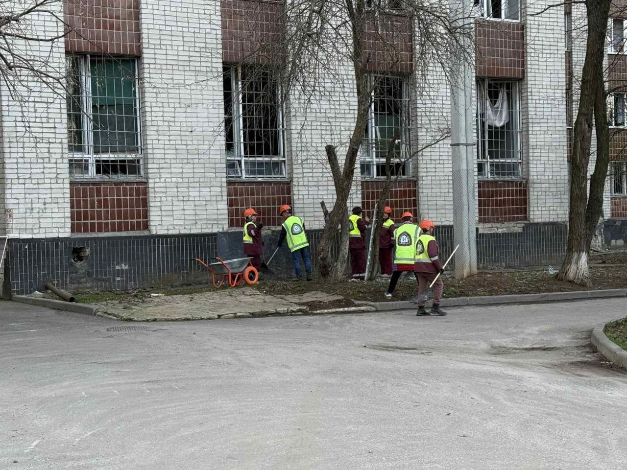 Ліквідовують наслідки чергової атаки ворога дорожники: Новини Харкова