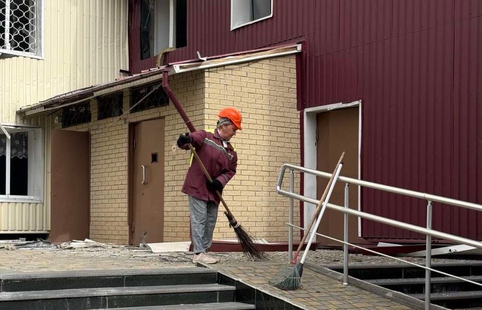 Ліквідовують наслідки чергової атаки ворога дорожники: Новини Харкова