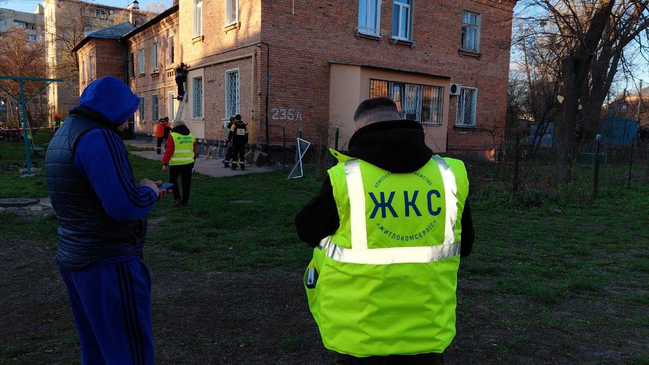Допомагають мешканцям Шевченківського району після обстрілу комунальники: Новини Харкова