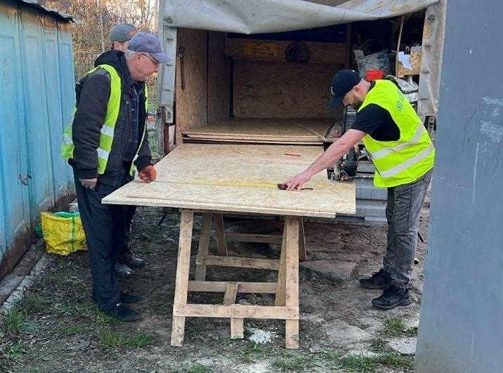 Допомагають мешканцям Шевченківського району після обстрілу комунальники: Новини Харкова