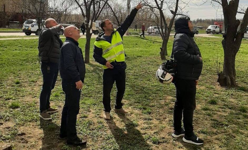 Допомагають городянам, оцінюють наслідки атаки дронів, обстежують будинки комунальники: Новини Харква