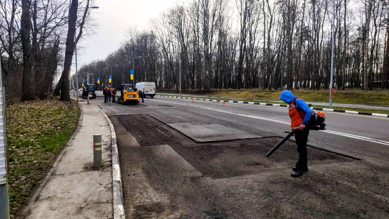 Оновлюють проїжджу частину вулиці з інтенсивним рухом дорожники: Новини Харкова