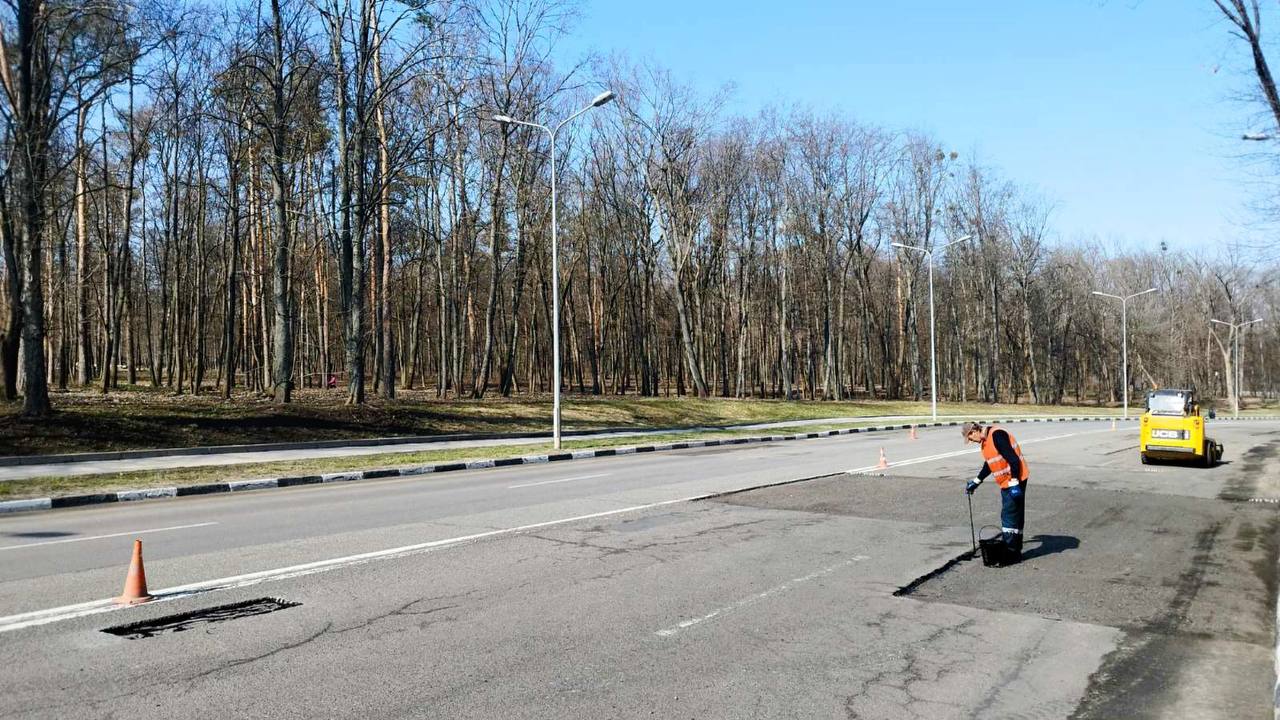 Оновлюють проїжджу частину вулиці з інтенсивним рухом дорожники: Новини Харкова